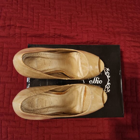 Women's size 6.5 Tan Patent Peep-Toe 4.75" Platform Pumps - Picture 3 of 5
